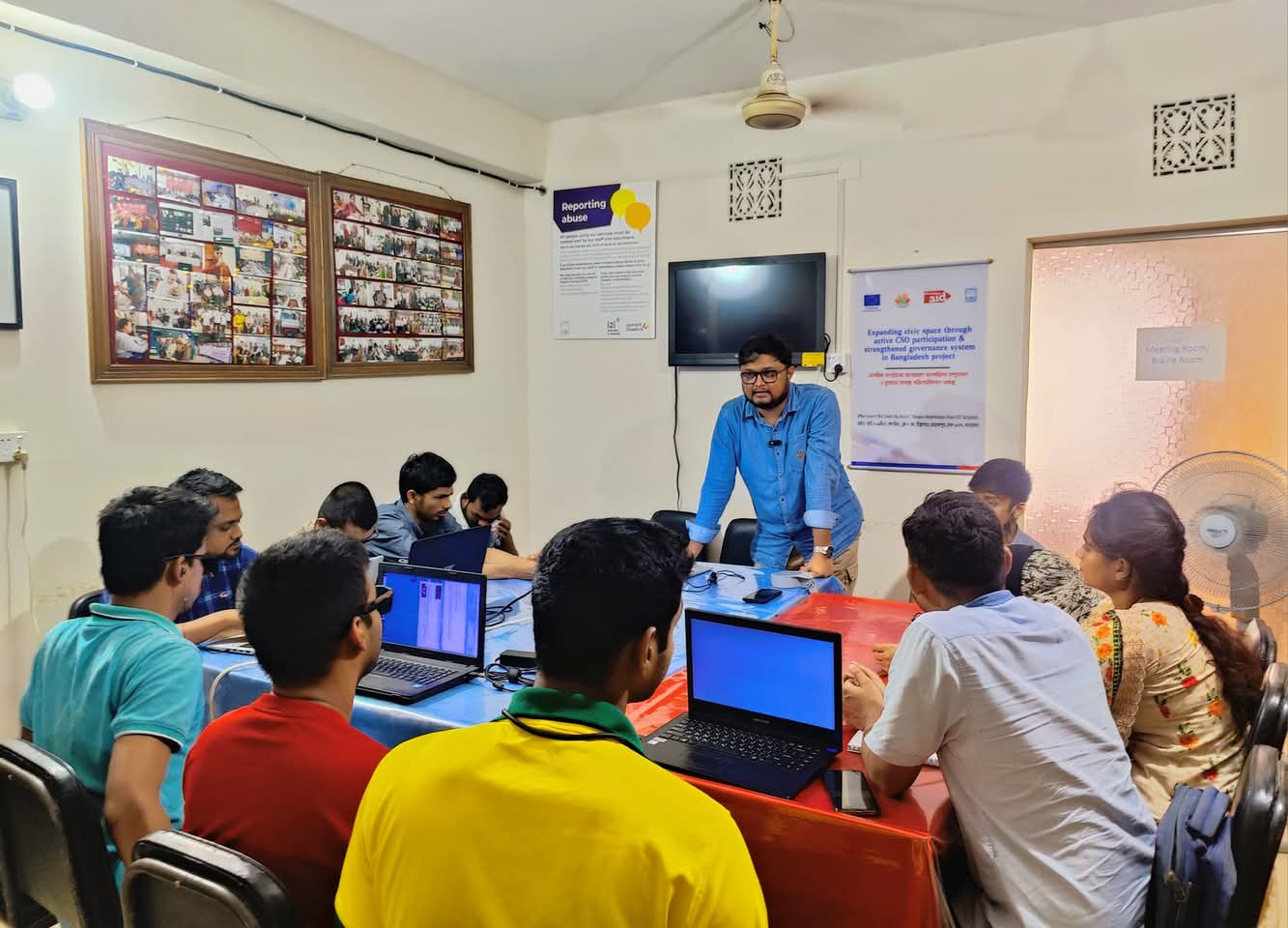 Visually impaired students are attending content writing class at the VIPS office.